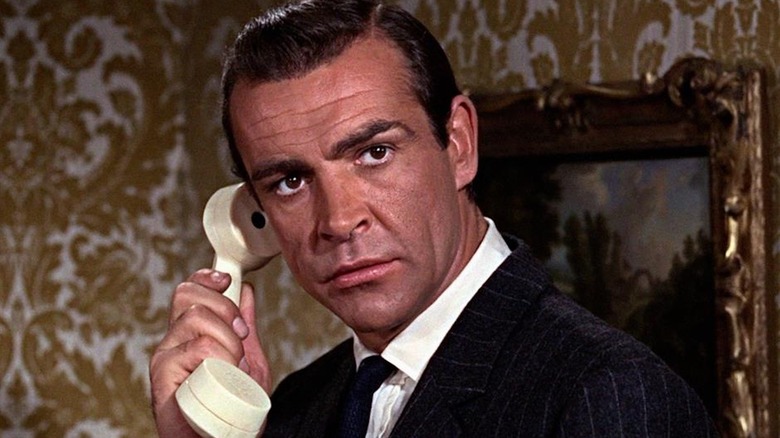 Sean Connery menerima panggilan telepon yang membingungkan sebagai James Bond dari Rusia dengan cinta