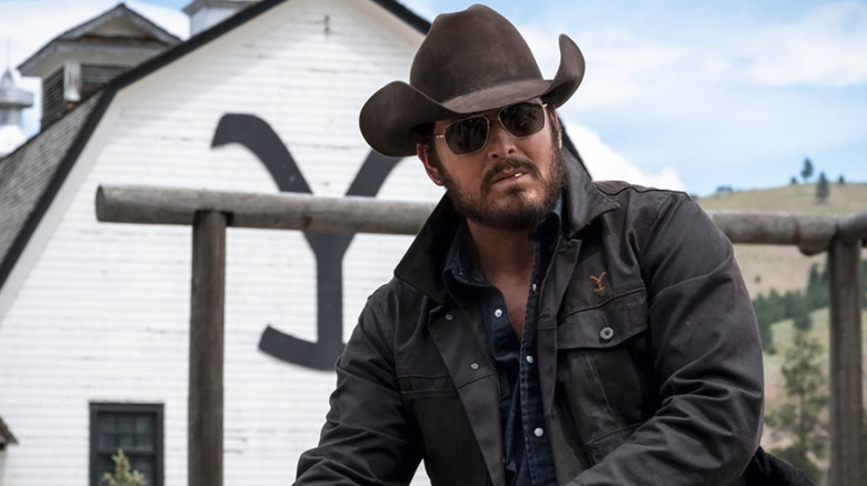 RIP mengenakan kacamata hitam dan mengunyah tusuk gigi di Yellowstone