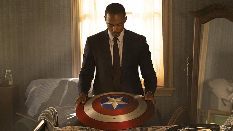 Falcon and the Winter Soldier: Sam Wilson memegang Captain America Shield dalam setelan bisnis