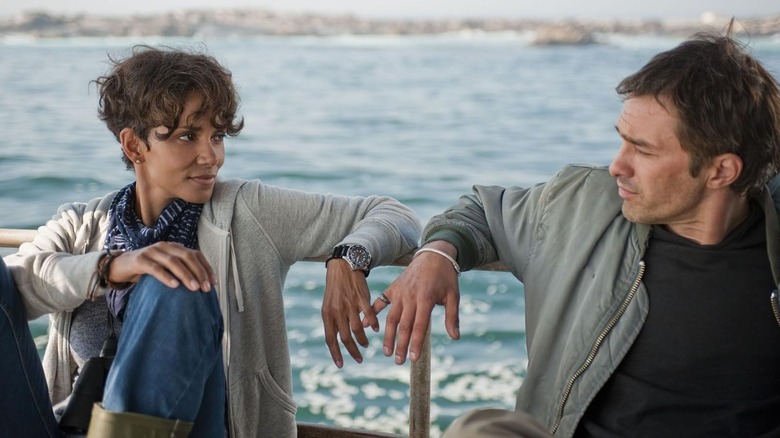 Halle Berry sebagai Kate duduk di sebelah Olivier Martinez sebagai Jeff in Dark Tide