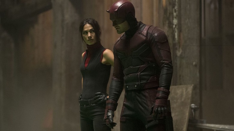 Charlie Cox sebagai Matt Murdock dan Elodie Yung sebagai Elektra cocok di gang di Daredevil Season 2