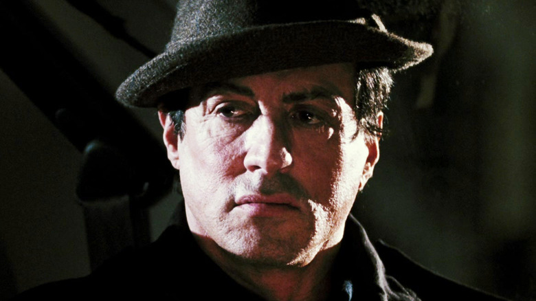 Balboa berbatu Sylvester Stallone berdiri di kegelapan di Balboa berbatu