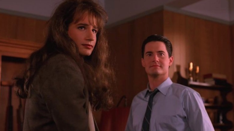 Denise dan Cooper mengobrol untuk pertama kalinya di Twin Peaks