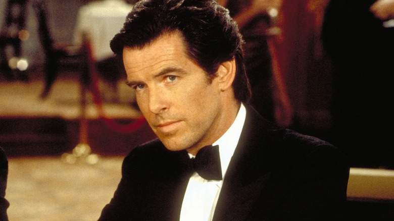 Pierce Brosnan sebagai James Bond bermain poker di Goldeneye