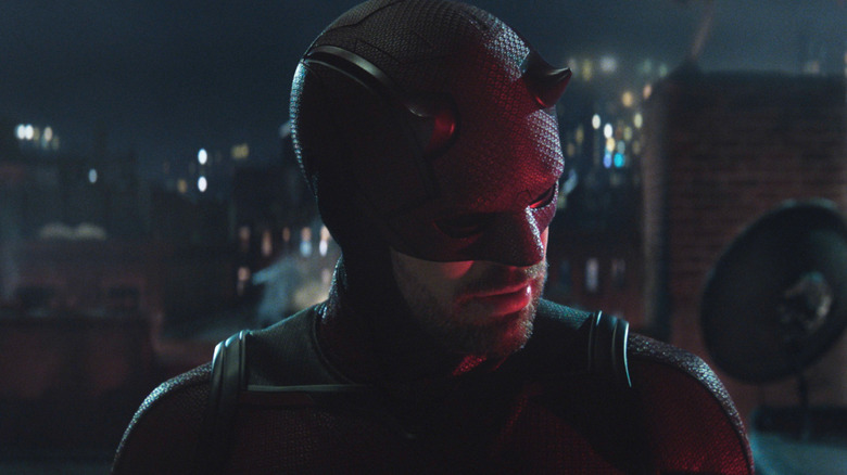 Charlie Cox's Daredevil Memiringkan kepalanya di atas sebuah bangunan di Daredevil: Born Again