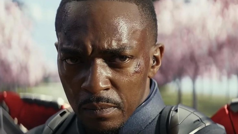 Sam Wilson menatap dengan intens, wajahnya tertutup keringat, di Captain America: Brave New World