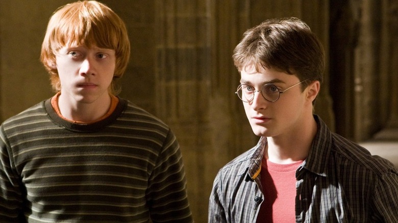 Ron dan Harry tampak bingung pada sesuatu di Harry Potter dan pangeran setengah berdarah