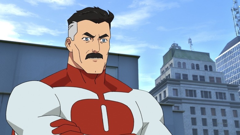 Omni-man, seperti yang disuarakan oleh JK Simmons, olahraga kumis terkemuka di Invincible