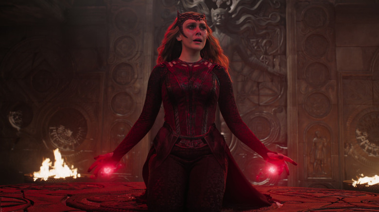 Elizabeth Olsen sebagai Scarlet Witch bersiap -siap untuk melepaskan sihirnya selama pertempuran terakhir di Doctor Strange di Multiverse of Madness