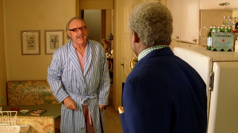 Royal Tenenbaum (Gene Hackman) berdiri dengan jubah dan berteriak dengan marah pada Henry Sherman (Danny Glover)