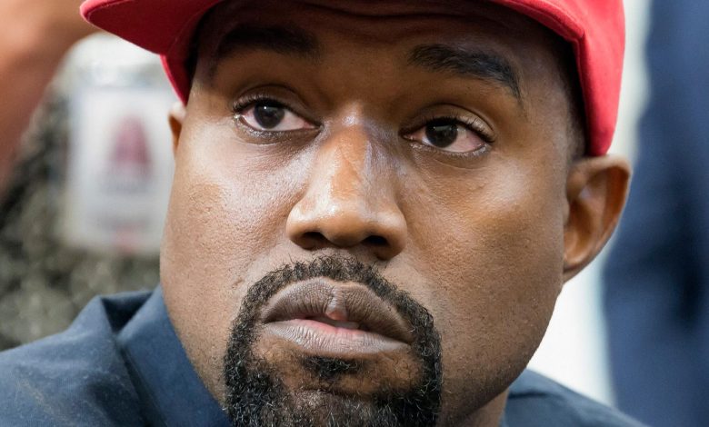 Kanye West mengenakan topi maga