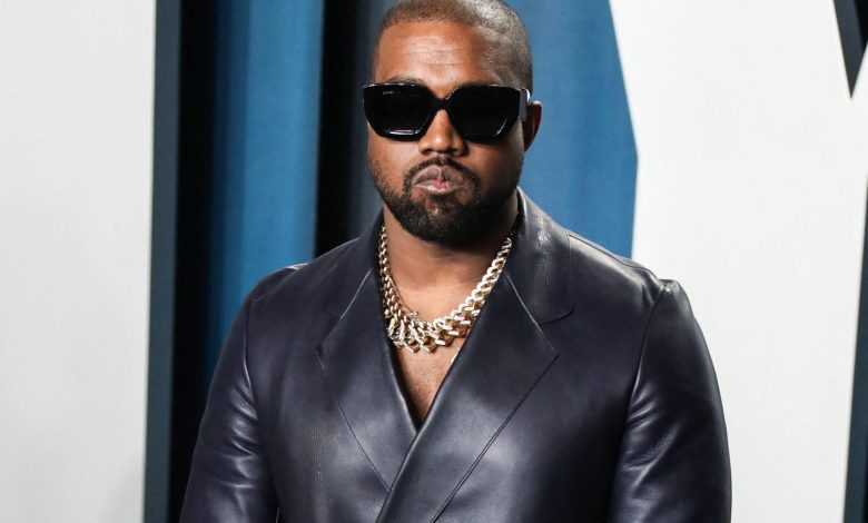 Kanye West (YE) mengenakan tampilan Dunhill tiba di pesta Oscar Vanity Fair 2020