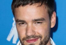 Liam Payne tersenyum