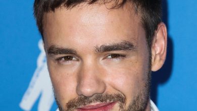 Liam Payne tersenyum