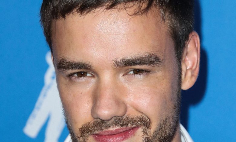 Liam Payne tersenyum