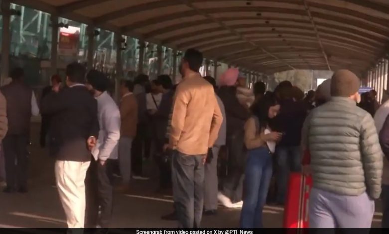 Pesawat militer AS C-17 yang membawa 205 tanah India yang dideportasi di Amritsar