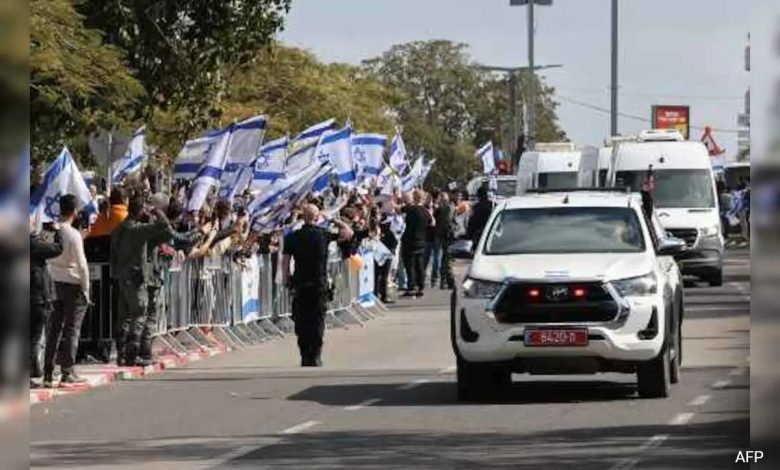 Hamas menyerahkan sandera Israel yang mati di peti mati hitam