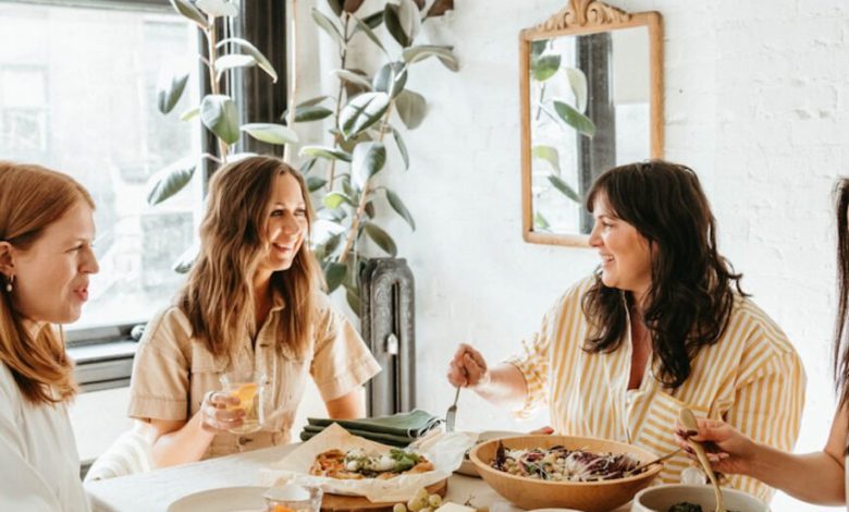 Wanita makan di pesta Hari Galentine.