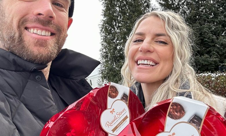 Zach dan Julie Ertz dengan Russell Stover Chocolate Box