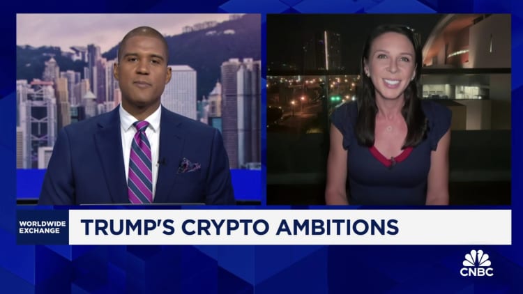 Bitcoin melonjak saat konferensi senama menyambut Donald Trump ke Nashville