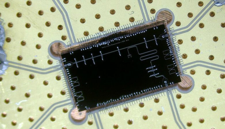 Sirkuit resonator superkonduktor nonlinier untuk menyelidiki fase disipatif