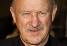 Gene Hackman mengenakan warna hitam