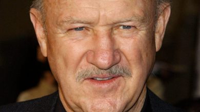 Gene Hackman mengenakan warna hitam