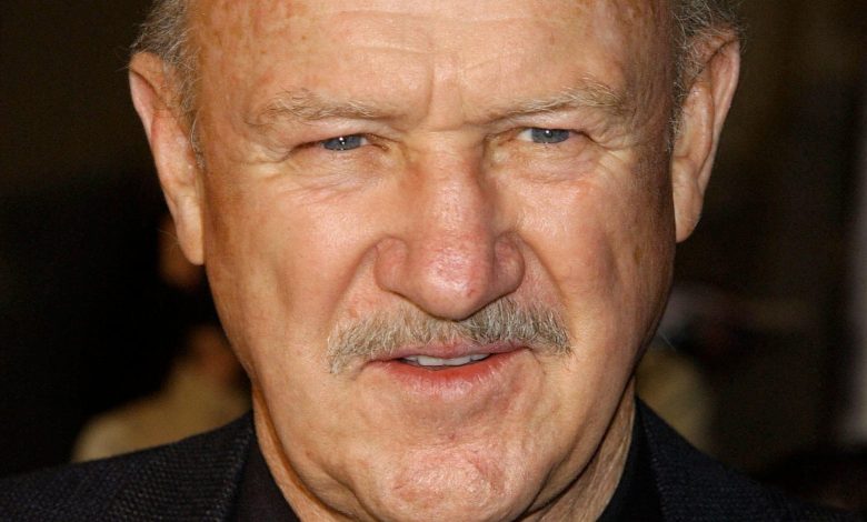 Gene Hackman mengenakan warna hitam