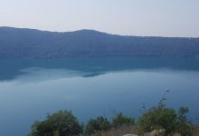 Colli Albani, yang terletak di bawah danau ini 20 km dari Roma, telah mengalami Major