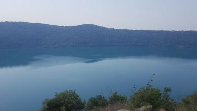 Colli Albani, yang terletak di bawah danau ini 20 km dari Roma, telah mengalami Major