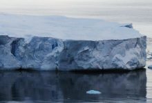 Glacier terlihat di atas air di Antartika