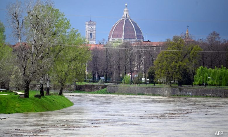 Katedral Florence ditutup karena Tuscany Italia dalam Peringatan Banjir