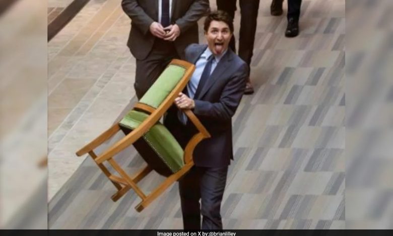 Kursi di tangan, lidah mencuat: Keluar Parlemen Trudeau adalah viral