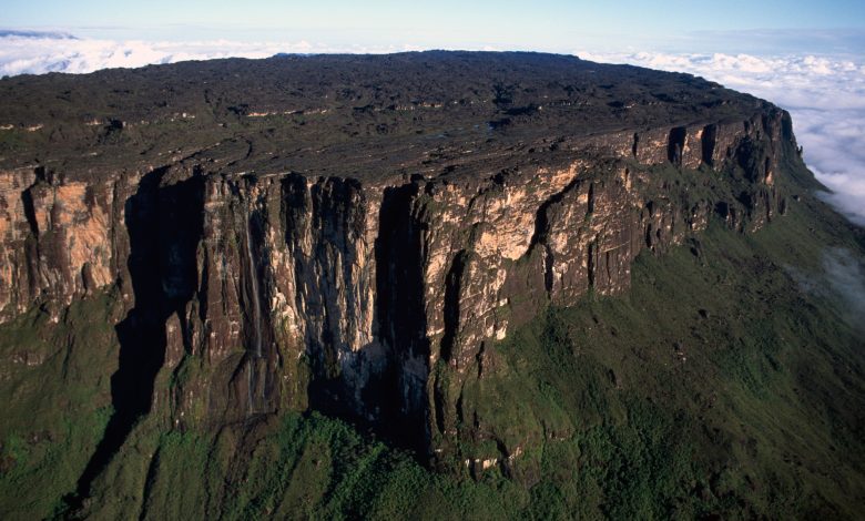 Pemandangan udara Gunung Roraima menunjukkan sisi curam dan atasan datar.