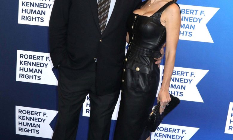 Alec Baldwin dan Hilaria Baldwin di 2024 Robert F. Kennedy Ripple of Hope Award Gala Tahunan