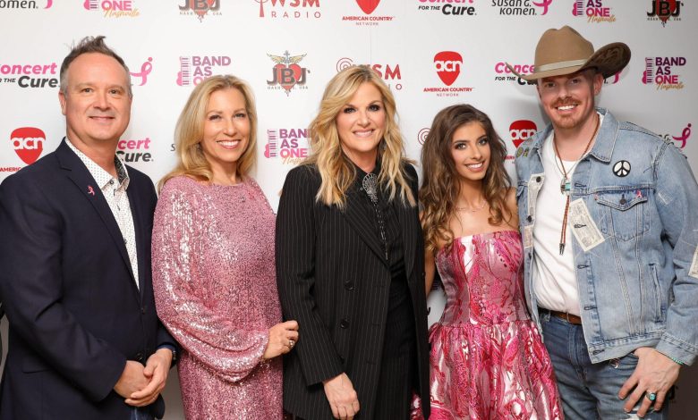 IM Newman (Strategi Pengembangan Komunitas VP, Wilayah Selatan untuk Susan G. Komen), Paula Schneider, Presiden dan (CEO Susan G. Komen), Trisha Yearwood, Eryn Cooper (pembawa acara konser, Radio Opry WSM), Joshua Daniel (Direktur Eksekutif, Susan G. Komen, Tennessee)