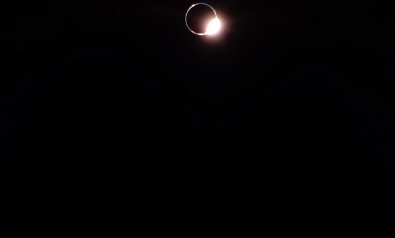 Sebuah foto yang diambil dari bulan bumi yang menghalangi matahari