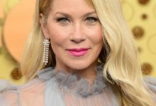 Christina Applegate menghadiri Penghargaan Emmy Tahunan ke -71 - Gaya Rambut dan Perhiasan Terbaik