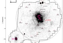 Sosok hitam dan putih dari makalah penelitian ilmiah baru yang dipimpin oleh para astronom University of Michigan menunjukkan sekelompok titik -titik hitam tebal di pusatnya, mewakili Galaksi Andromeda atau M31. Dikelilingi oleh awan bintik -bintik besar yang jauh lebih tersebar, beberapa di antaranya adalah galaksi satelit, diberi label dengan teks hitam. Galaksi satelit yang baru ditemukan, Andromeda XXXV, diberi label dengan teks merah tebal, hanya sedikit di luar dan di sebelah kanan galaksi M31 tengah.