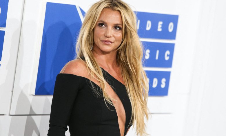 Britney Spears Mengenakan Gaun Julien Macdonald, Permata Stern, dan Sepatu Christian Louboutin tiba di MTV Video Music Awards 2016