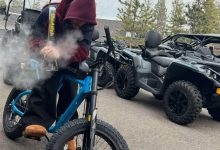 Justin Bieber merokok bong di atas sepeda di foto baru