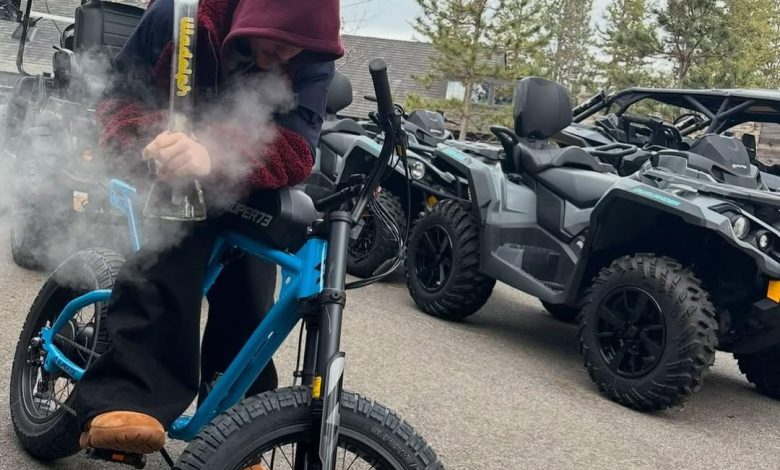 Justin Bieber merokok bong di atas sepeda di foto baru