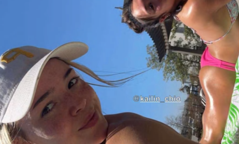 Olivia Dunne membentak selfie dengan Kailin Chio.