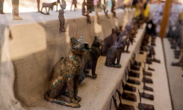 Foto patung kucing Mesir kuno di rak