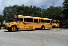 Sebuah bus sekolah terlihat meninggalkan Riverglades Elementary School sebagai sekolah Broward County yang dibuka untuk siswa dari taman kanak-kanak hingga kelas 2 selama pandemi Covid-19.