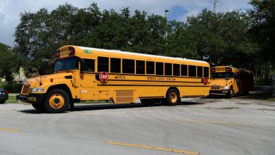 Sebuah bus sekolah terlihat meninggalkan Riverglades Elementary School sebagai sekolah Broward County yang dibuka untuk siswa dari taman kanak-kanak hingga kelas 2 selama pandemi Covid-19.