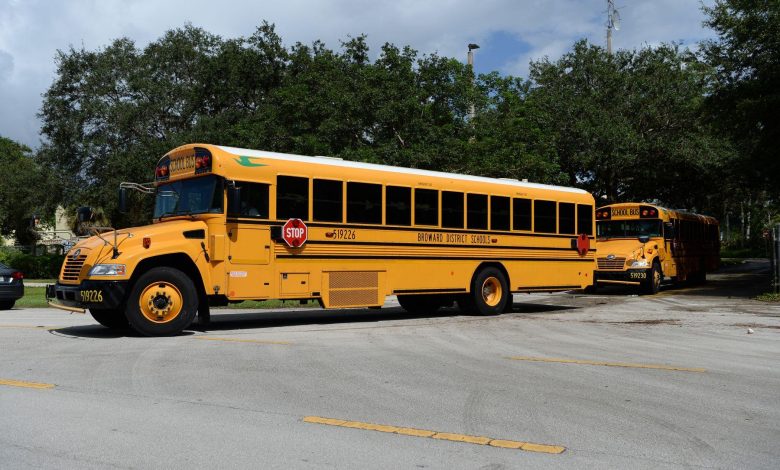 Sebuah bus sekolah terlihat meninggalkan Riverglades Elementary School sebagai sekolah Broward County yang dibuka untuk siswa dari taman kanak-kanak hingga kelas 2 selama pandemi Covid-19.