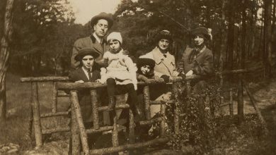 Maria Branya bersama keluarganya (ibu, ayah dan tiga saudara kandung) di New Orleans, Louisiana pada tahun 1911. Mereka digambarkan di luar di jembatan kecil dan dalam pakaian formal