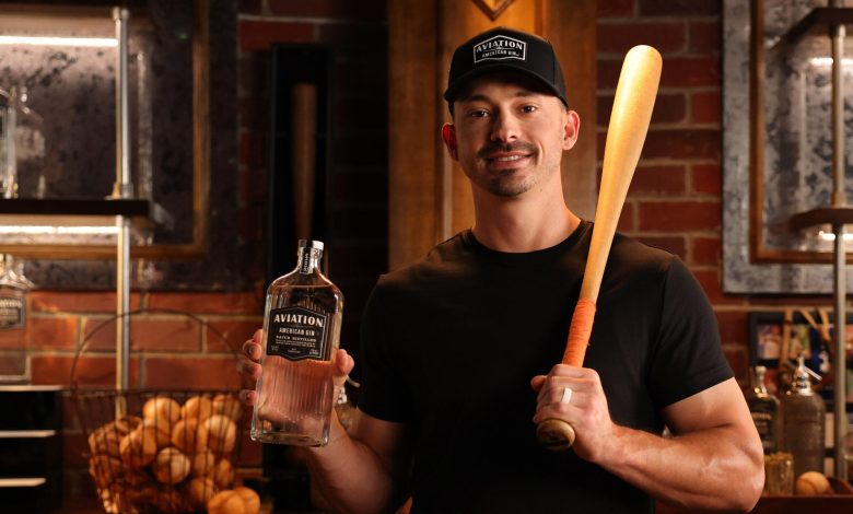 Bryan Reynolds memegang sebotol gin