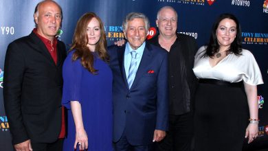 Tony Bennett di CMA Country Christmas Taping Tahunan ke -9 yang diselenggarakan oleh Reba McEntire